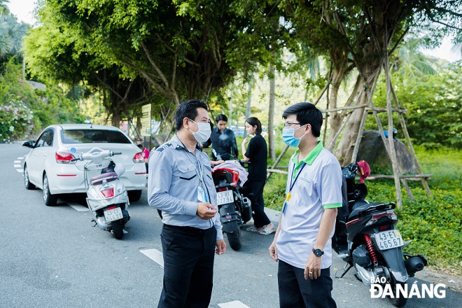 Officials of the Management Board of the Son Tra Peninsula and Da Nang Tourism Beaches exchanging work with a volunteer about ways to protect yellow-haired monkeys. 