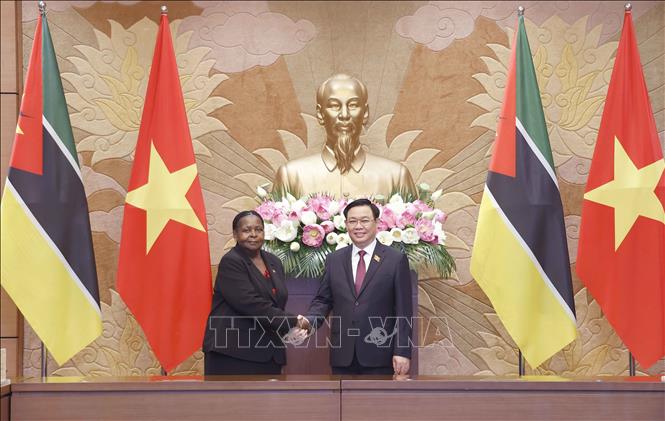 Chủ tịch Quốc hội Vương Đình Huệ và Chủ tịch Quốc hội Cộng hoà Mozambique Esperanca Laurinda Francisco Nhiuane Bias chụp ảnh chung. Ảnh: Doãn Tấn/TTXVN