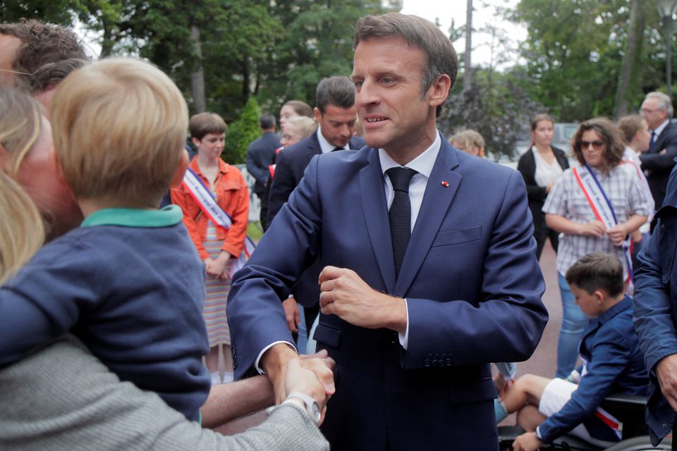 Tổng thống Pháp Emmanuel Macron gặp gỡ những người ủng hộ trước khi diễn ra cuộc bỏ phiếu bầu Quốc hội vòng 2 ngày 19-6. Ảnh: Reuters