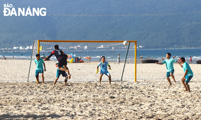 Athletes competing in the men's beach football within the framework of the 9th Da Nang Sports Games. Photo: P.N