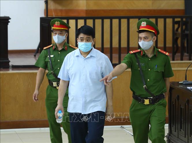 Lực lượng chức năng dẫn giải bị cáo Nguyễn Đức Chung tới phiên tòa phúc thẩm, sáng 20/6. Ảnh: Phạm Kiên/TTXVN