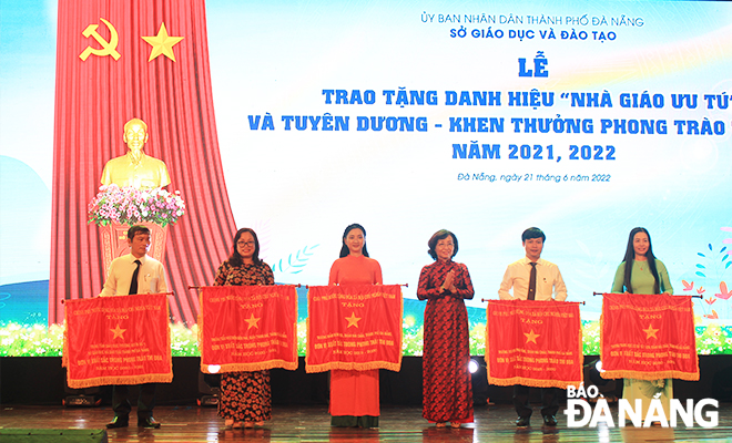 Da Nang People's Committe Vice Chairwoman Ngo Thi Kim Yen (third, right) presenting the Government's Emulation Flags and the Prime Minister's Certificates of Merit to outstanding collectives and individuals. Photo: NGOC HA