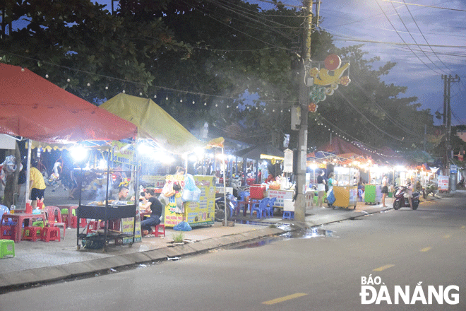 The development of commercial services contributes to boosting local economies in rural areas. IN THE PHOTO: Tuy Loan night street glows with lights. Photo: QUYNH TRANG