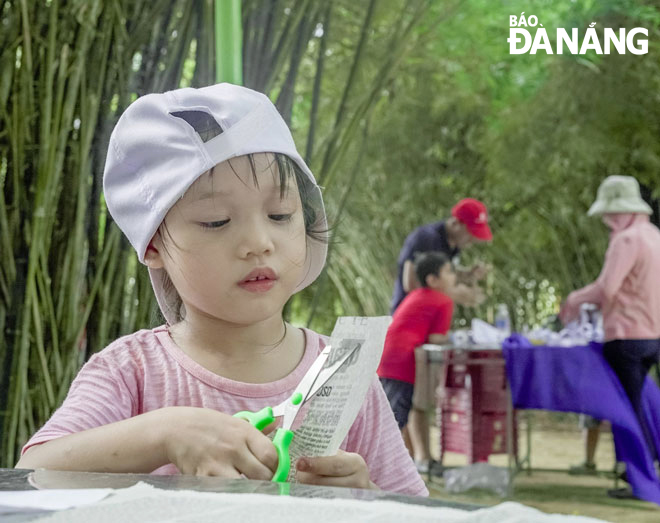 A young student participates in the summer camp programme ‘Experience to grow up’ organised by Da Nang Children's Palace. Photo: H.L