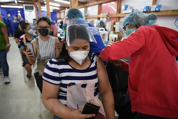 People in Manila get vaccinated against COVID-19 (Photo: AFP/VNA)