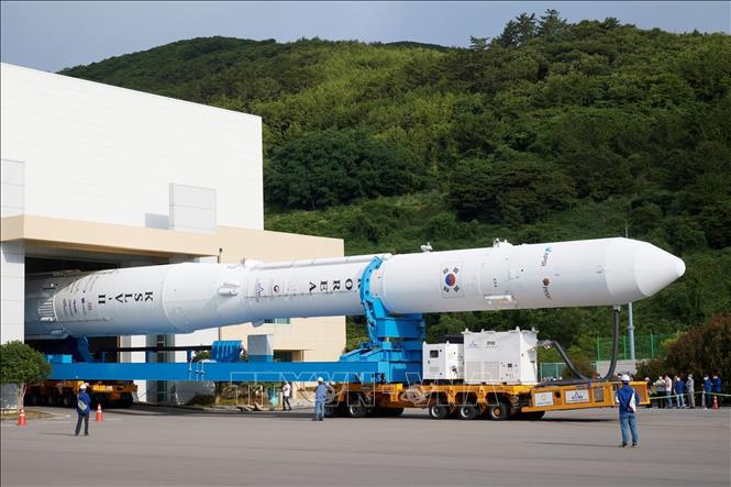 Tên lửa đẩy vũ trụ Nuri được đưa tới bệ phóng tại Trung tâm Vũ trụ Naro ở Goheung, Hàn Quốc, ngày 15/6/2022. Ảnh: Yonhap/TTXVN
