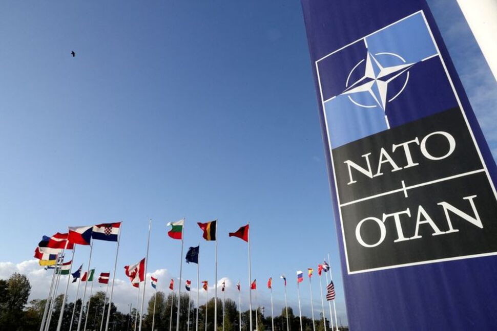 Quốc kỳ các nước thành viên NATO được treo bên ngoài trụ sở liên minh quân sự này ở Brussels (Bỉ). Ảnh: Reuters	