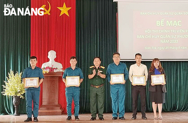 Đại diện Ban Chỉ huy Quân sự quận Sơn Trà trao thưởng cho các Chính trị viên phó đạt giải tại hội thi. Ảnh: A.Đ