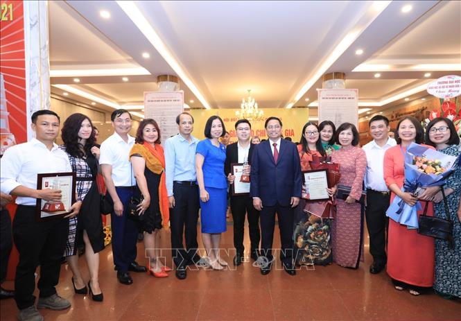 Thủ tướng Chính phủ Phạm Minh Chính chụp ảnh cùng lãnh đạo và các phóng viên Thông tấn xã Việt Nam đạt giải báo chí quốc gia. Ảnh: Tuấn Anh/TTXVN