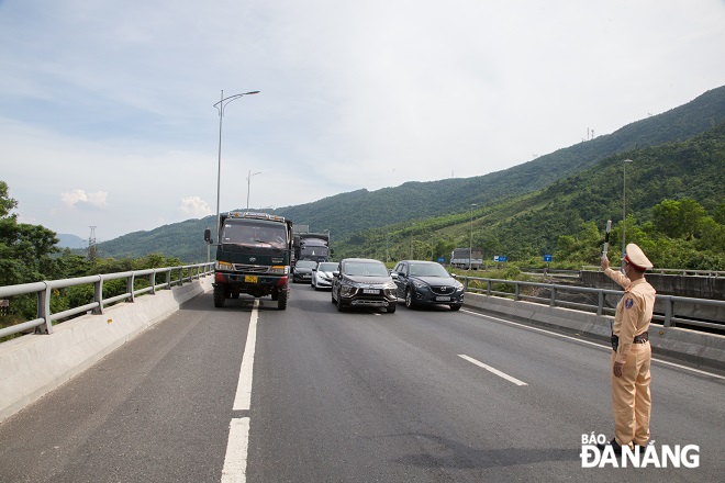 When there is an announcement of an incident inside the Hai Van tunnel, the functional forces will set up barriers and stop vehicles moving into the tunnel.