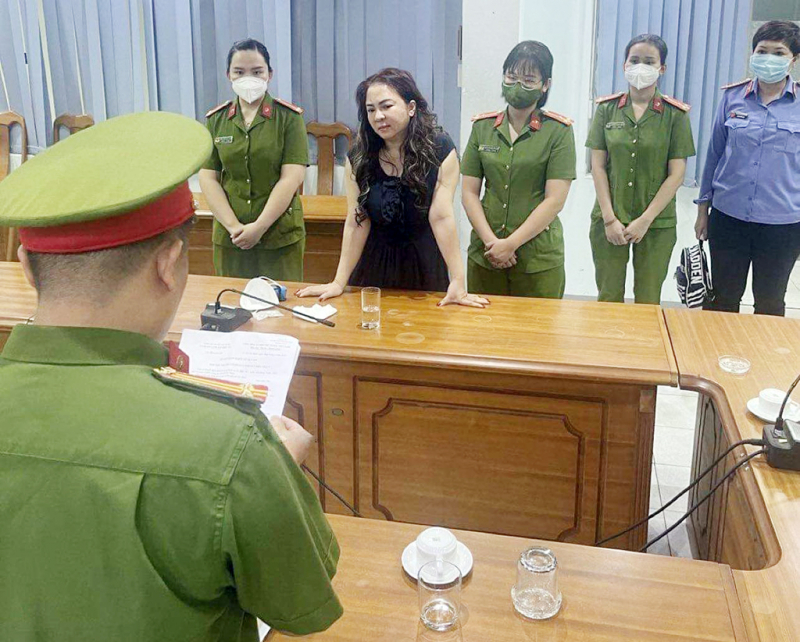 Công an TP. Hồ Chí Minh tống đạt quyết định khởi tố, lệnh bắt tạm giam bị can Nguyễn Phương Hằng.