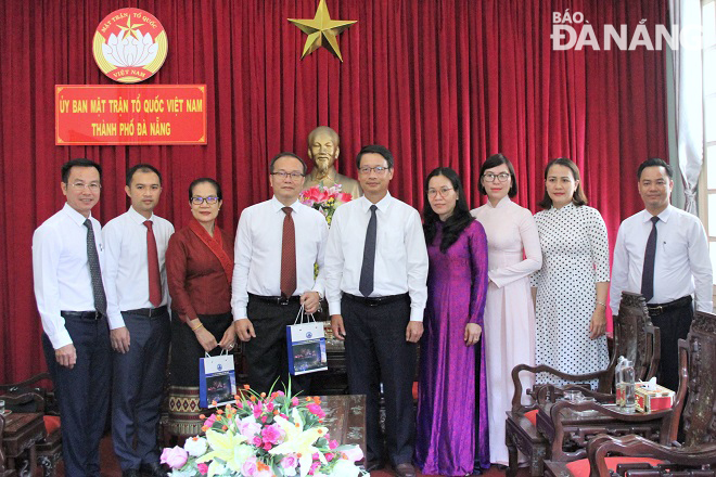 Chủ tịch Ủy ban MTTQ Việt Nam thành phố Ngô Xuân Thắng (giữa) tiếp tân Tổng Lãnh sự Lào tại Đà Nẵng Souphanh Hadaoheuang. Ảnh: L.P