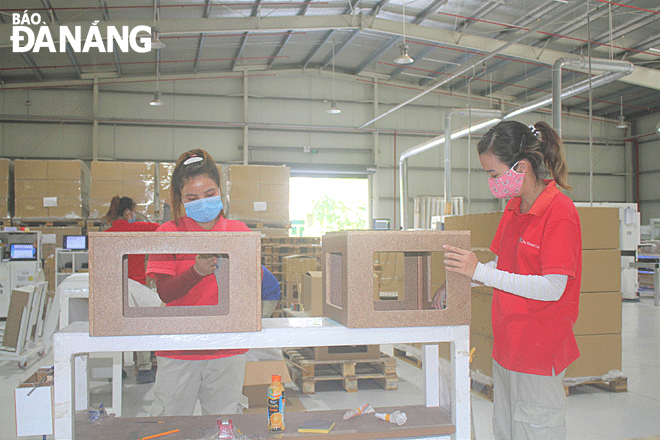 Thành phố triển khai nhiều chính sách giúp doanh nghiệp phục hồi sản xuất, kinh doanh. TRONG ẢNH: Công nhân sản xuất tại Công ty TNHH Hoso Việt Nam (Khu công nghiệp Hòa Khánh). Ảnh: P.V