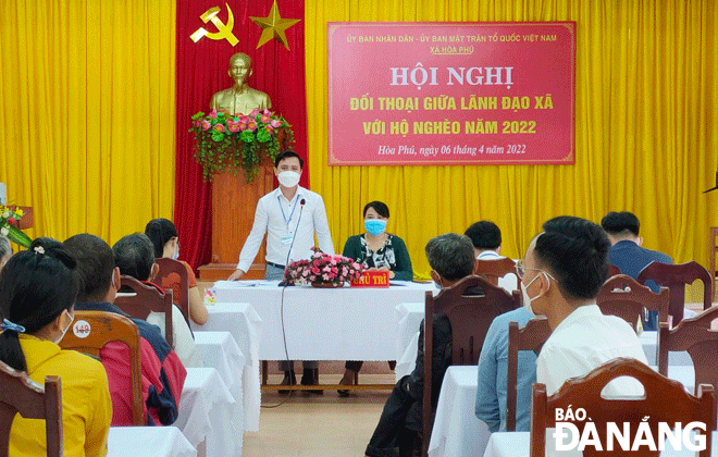 UBND xã Hòa Phú (huyện Hòa Vang) phối hợp Mặt trận xã đối thoại với các hộ nghèo để tìm giải pháp thoát nghèo bền vững. Ảnh: Đ.G.H