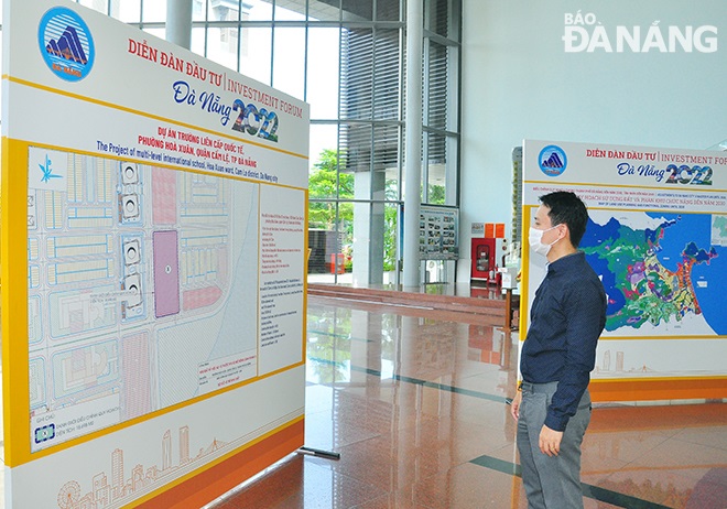 Visitors to the exhibition in the lobby of the Da Nang Administration Centre.