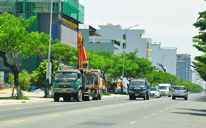Vo Nguyen Giap - Truong Sa road surface is being cleaned