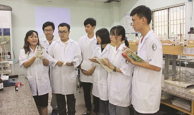 Phó giáo sư-Tiến sỹ Hồ Thị Thanh Vân hướng dẫn các sinh viên về quy trình nghiên cứu pin nhiên liệu tại phòng thí nghiệm của Trường Đại học Tài nguyên và Môi trường Thành phố Hồ Chí Minh. (Nguồn: baotainguyenmoitruong.vn)