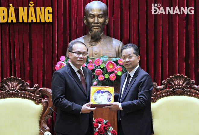 Da Nang Party Committe Secretary Nguyen Van Quang (right) and Laotian Consul General in Da Nang Souphanh Hadaoheuang. Photo: L.P