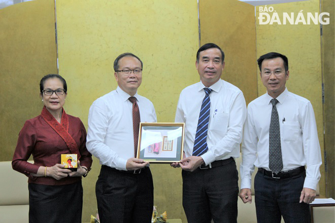 People's Committee Chairman Le Trung Chinh (second, right) giving a momento to Lao Consul General in Da Nang Souphanh Hadaoheuang (second, left). Photo: L.P