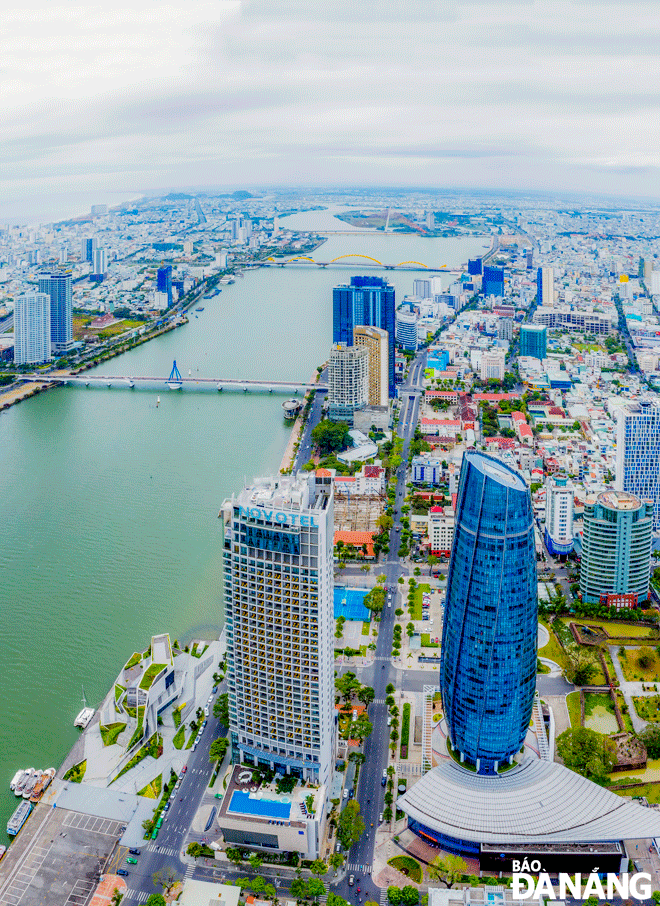  The Da Nang government always creates favourable conditions for domestic and foreign enterprises to do business effectively in the city, thereby contributing to the local socio-economic development. As pictured, here is a corner of Da Nang seen from above. Photo: LE HUY TUAN