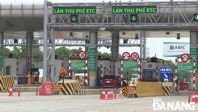 By June 30, toll collections will be suspended at BOT stations without the ETC system. The picture is taken at a toll station on National Highway 1A. Photo: THANH LAN