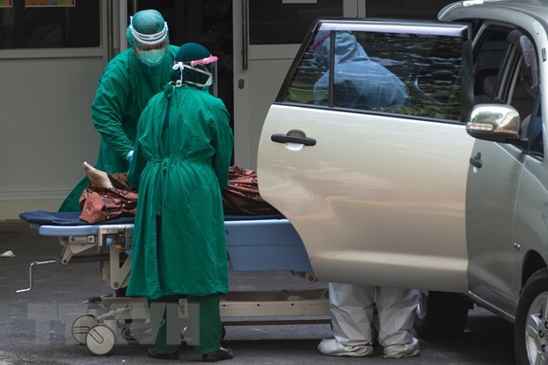 Medical staff transported a COVID-19 patient to a hospital in Jakarta, Indonesia, on July 9 last year. (Photo: XINHUA/VNA)