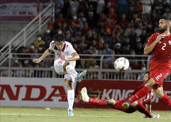Chiến thắng 2-0 trước Afghanistan trong trận giao hữu hồi đầu tháng 6/2022 đã giúp đội tuyển Việt Nam (áo trắng) được cộng thêm 3,46 điểm. Ảnh: Thanh Vũ/TTXVN