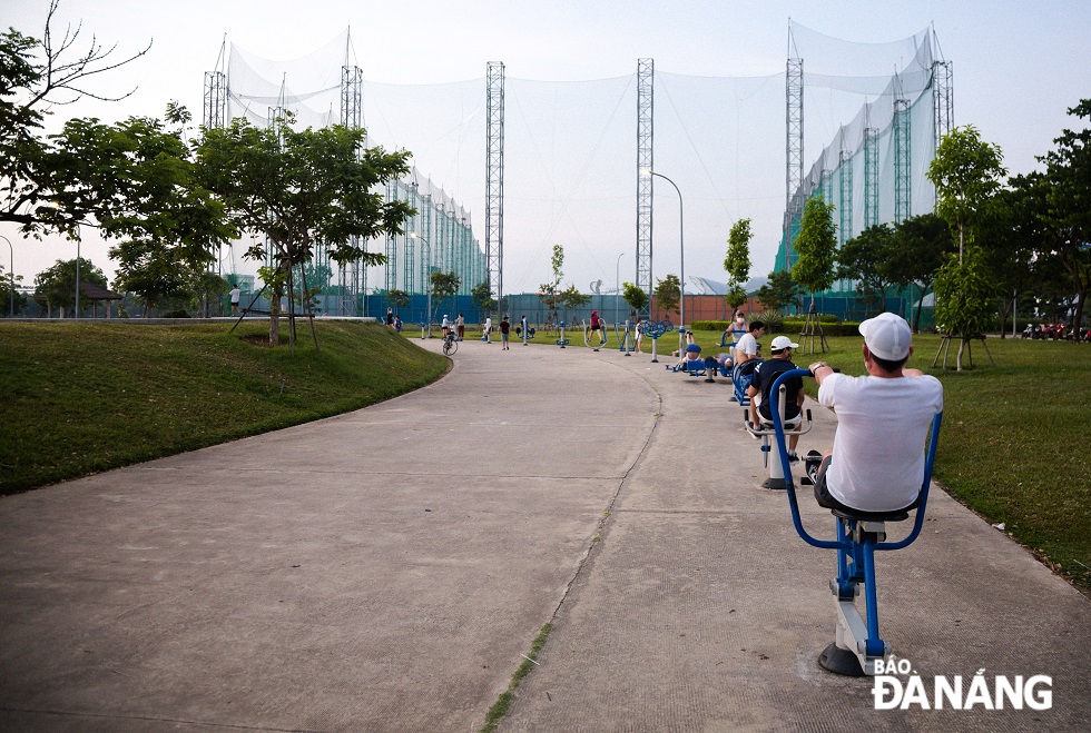 Tại những thiết bị tập thể dục công cộng tại Công viên Thanh Niên đã có rất đông người sử dụng để tập luyện.