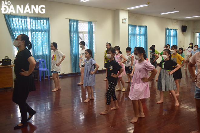 Các lớp nhảy hiện đại thu hút nhiều em nhỏ tham gia. Trong hình: Giáo viên đang hướng dẫn động tác nhảy...Ảnh: THU DUYÊN