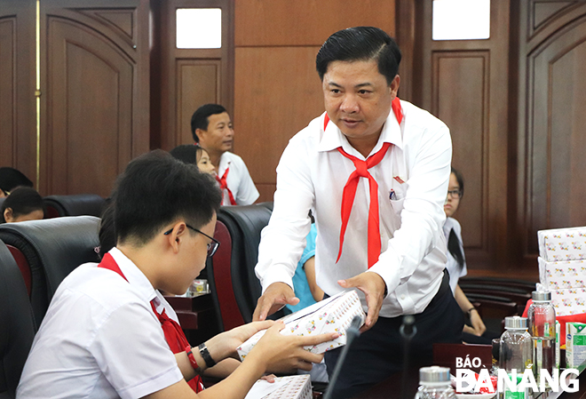 Phó Bí thư Thường trực Thành ủy Lương Nguyễn Minh Triết tặng quà, động viên các em thiếu nhi. Ảnh: XUÂN DŨNG