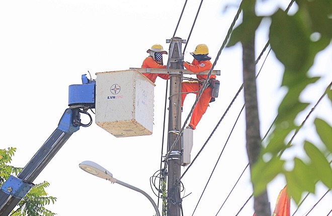 Da Nang PC workers work on the grid amidst the scorching weather with a mercury of over 38 degrees Celsius.