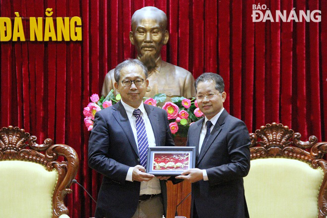 Bí thư Thành ủy Nguyễn Văn Quảng tặng quà lưu niệm của thành phố cho Đại sứ đặc mệnh toàn quyền Nhật Bản tại Việt Nam Yamada Takio. Ảnh: L.P