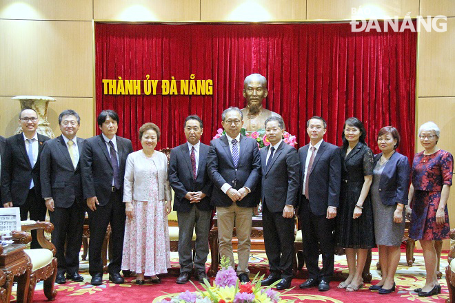 Bí thư Thành ủy Nguyễn Văn Quảng () cùng đại diện các sở, ban, ngành chụp ảnh kỷ niệm cùng đoàn công tác của Đại sứ đặc mệnh toàn quyền Nhật Bản tại Việt Nam Yamada Takio. Ảnh: L.P