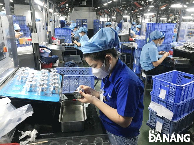 The city is developing an investment promotion programme with a focus on strategic markets. IN THE PHOTO: Production activities are observed at the Daiwa Vietnam Co., Ltd. based in the Hoa Khanh Industrial Park in Lien Chieu District. Photo: M.Q