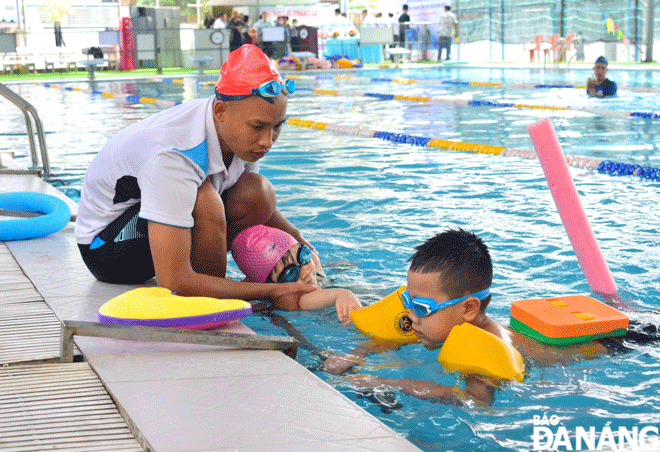 Swimming lessons are being offered to chidren across Da Nang reduce the risk of drowning among them. Photo: P.N