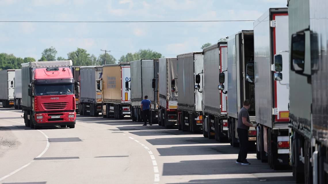 Xe tải tại trạm kiểm soát quốc tế Chernyshevskoye ở khu vực Kaliningrad của Nga, biên giới Nga - Lithuania, ngày 22-6. Ảnh: AP