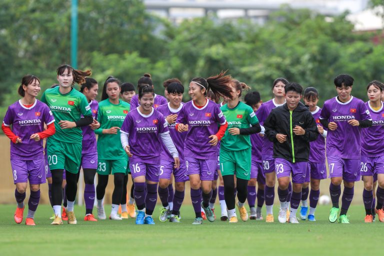 Đội tuyển nữ Việt Nam tập luyện hướng tới bảo vệ ngôi vô địch AFF Cup 2022. Ảnh: VFF