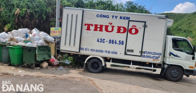 Xe đông lạnh bị bắt quả tang chở chất thải đến đổ trộm tại điểm tập kết rác sinh hoạt ở thôn Phú Túc, xã Hòa Phú vào chiều 23-5. Ảnh: H.H