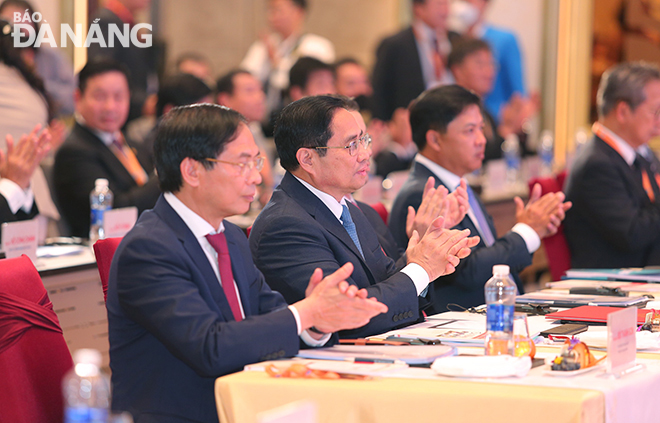 Thủ tướng Phạm Minh Chính (thứ 2 từ trái sang) cùng lãnh đạo Đảng, Nhà nước, thành phố tham dự Diễn đàn Đầu tư Đà Nẵng 2022