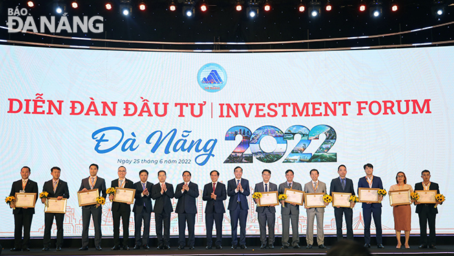 Thủ tướng Chính phủ Phạm Minh Chính và lãnh đạo thành phố trao thưởng cho các tổ chức, doanh nghiệp đã có dự án đầu tư lớn tại thành phố, triển khai dự án vượt tiến độ cam kết; có đóng góp tích cực cho hoạt động xúc tiến đầu tư, thương mại và du lịch góp phần cải thiện môi trường đầu tư của thành phố