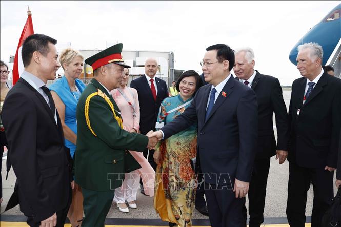 Cán bộ Đại sứ quán Việt Nam tại Hungary đón Chủ tịch Quốc hội Vương Đình Huệ và đoàn. Ảnh: Doãn Tấn/TTXVN