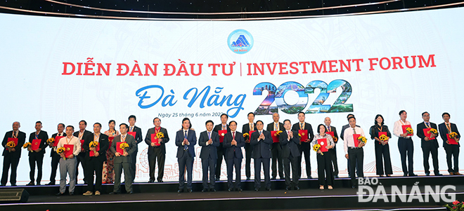 Prime Minister Pham Minh Chinh and Da Nang’s leaders handing investment licences and investment policy decisions to domestic and FDI projects.