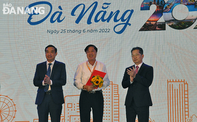 Da Nang Party Committee Secretary Nguyen Van Quang (right) and muncipal Peoples Committee Chairman Le Trung Chinh (left) handing investment licence to a project developer.