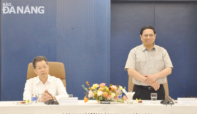 Thủ tướng Chính phủ Phạm Minh Chính (phải) chỉ đạo tại buổi làm việc với Tập đoàn FPT