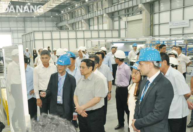 Thủ tướng Chính phủ Phạm Minh Chính (giữa, hàng đầu tiên) tham quan nhà máy sản xuất linh kiện hàng không vũ trụ của Tập đoàn UAC tại Khu Công nghệ cao Đà Nẵng