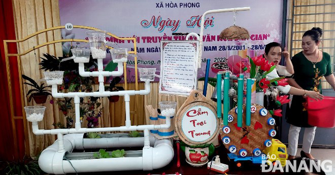 Một số sản phẩm tái chế, tái sử dụng trưng bày tại ngày hội gia đình với văn hóa dân gian tại xã Hòa Phong (huyện Hòa Vang). Ảnh: HOÀNG HIỆP