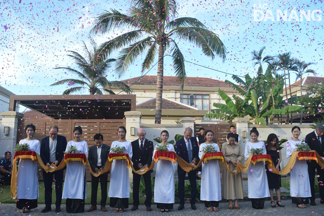 Delegates cut the ribbon to opens the Fusion Resort & Villas Danang project. Photo: HOANG HIEP
