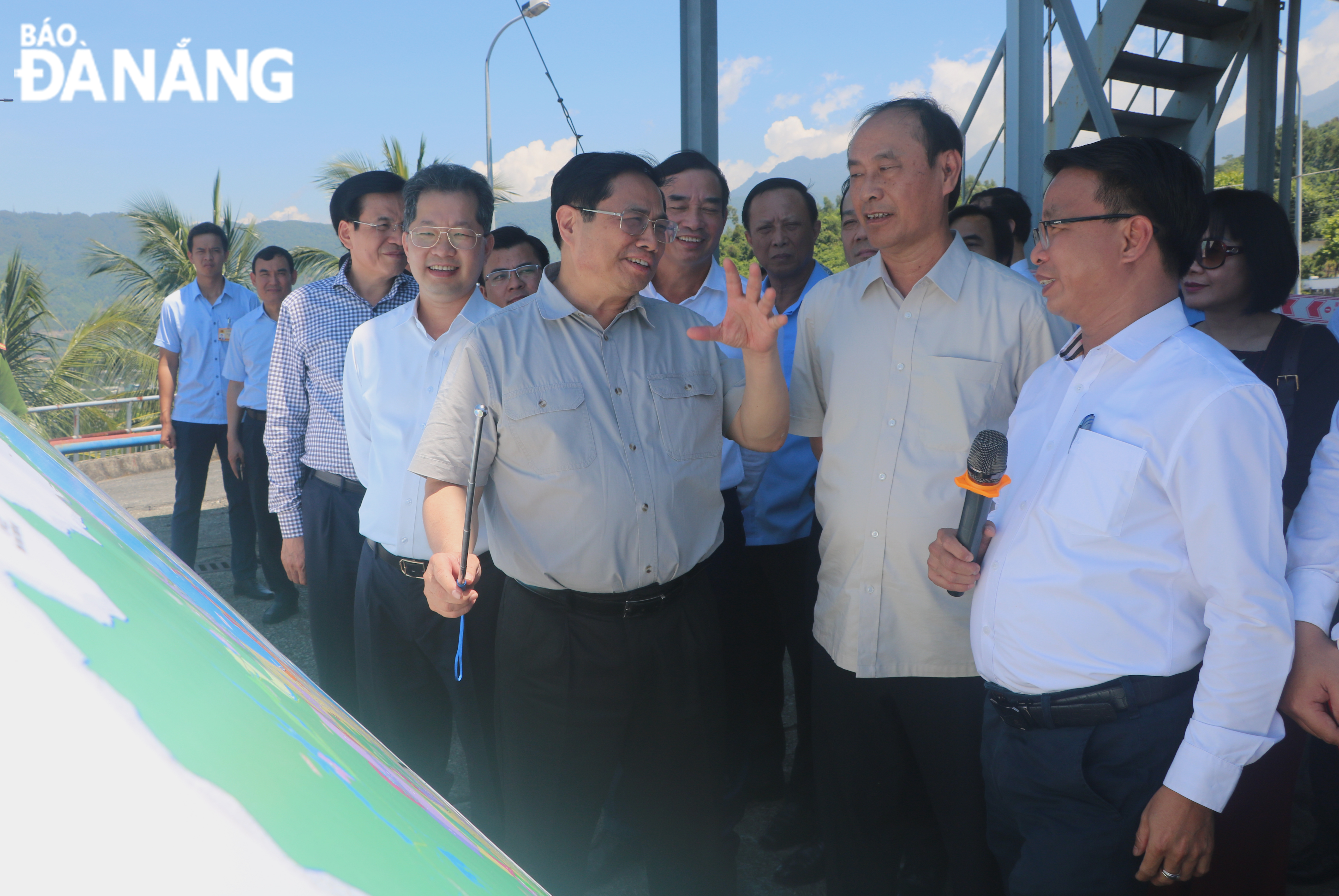 Prime Minister Pham Minh Chinh listens to information about Lien Chieu Port project 