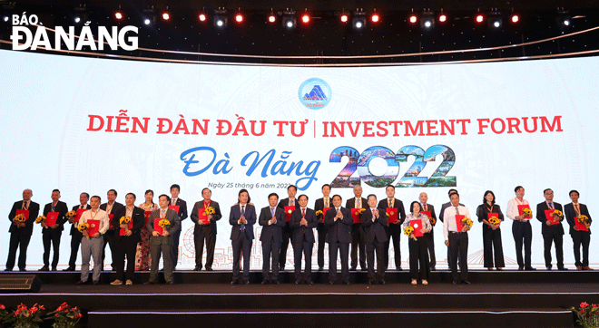 Thủ tướng Chính phủ Phạm Minh Chính và lãnh đạo thành phố trao thưởng cho các tổ chức, doanh nghiệp đã có dự án đầu tư lớn tại thành phố, triển khai dự án vượt tiến độ cam kết, đóng góp tích cực cho hoạt động xúc tiến đầu tư, thương mại và du lịch.	Ảnh: V.H