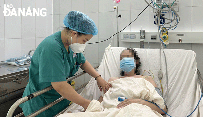 Doctors at Da Nang Hospital are treating a patient 